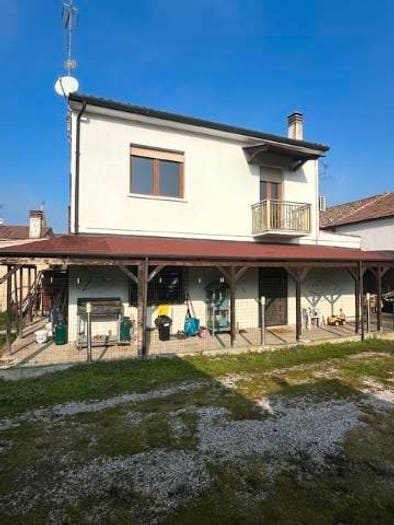 Casa quadrilocale in vendita in Via Francesco Raspi, Contrapò Villanova, Ferrara