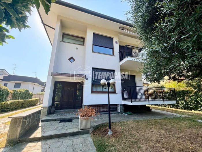 Casa con 6 locali in vendita in Via principe amedeo, Centro, Parabiago