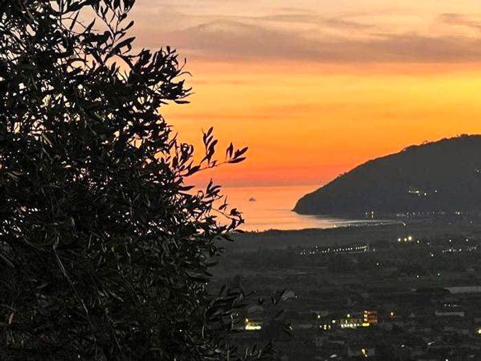 Casa con 6 locali in vendita in Luni