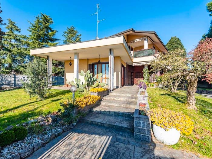 Casa con 6 locali in vendita in Viale Giornate, Centro, Caronno Pertusella