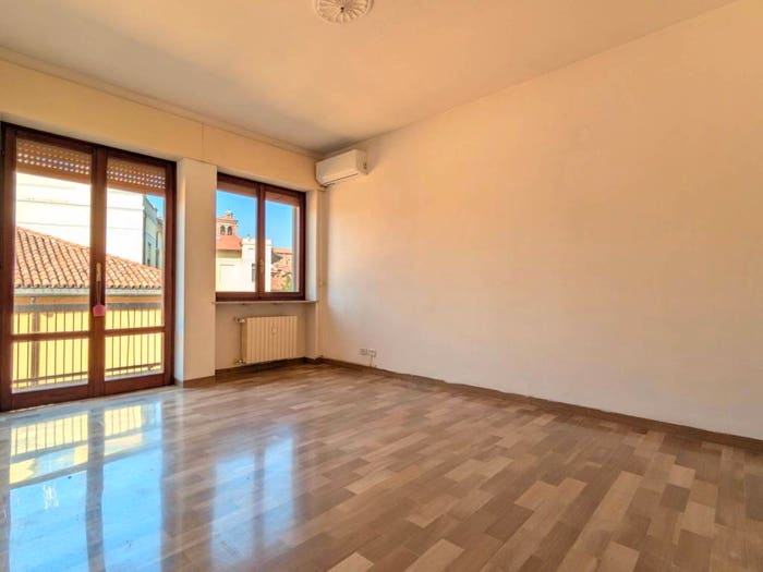 Appartamento trilocale in vendita in Via Achille Bizzoni, Centro Storico, Pavia