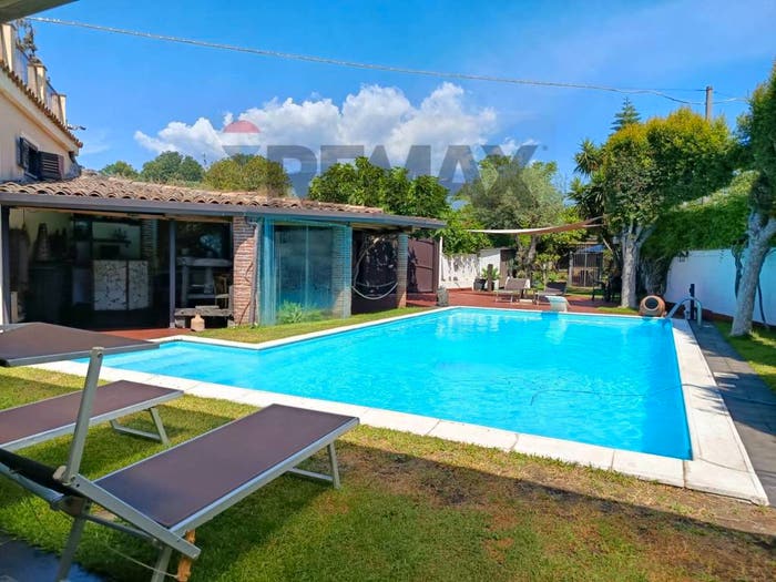 Casa con 6 locali in vendita in via tolmezzo, Acireale