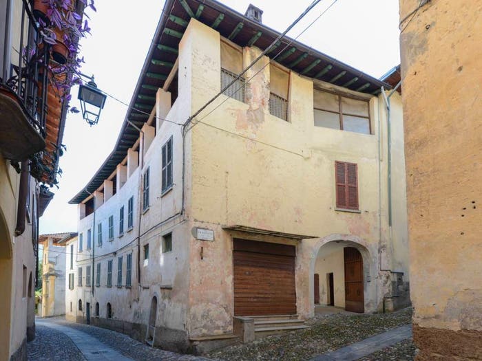 Casa con 6 locali in vendita in Via Giuseppe Mazzini, Castello Cabiaglio