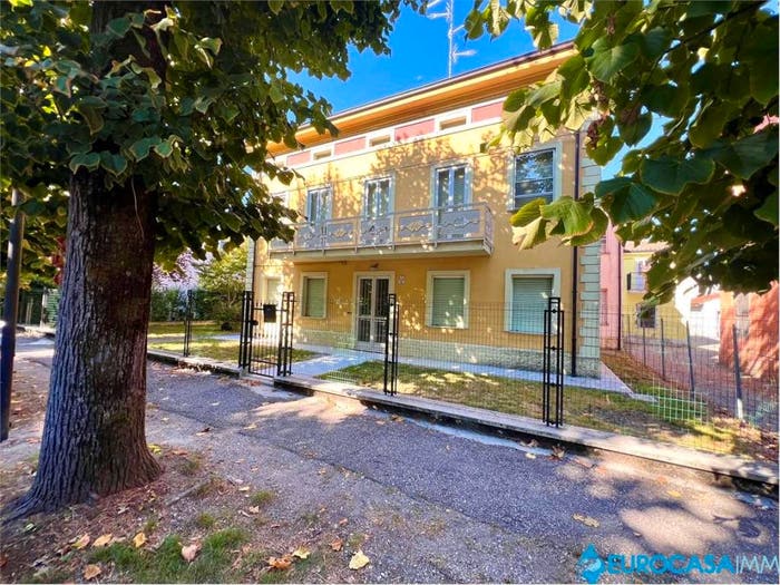 Casa con 6 locali in vendita in viale Resistenza, Centro, Rolo