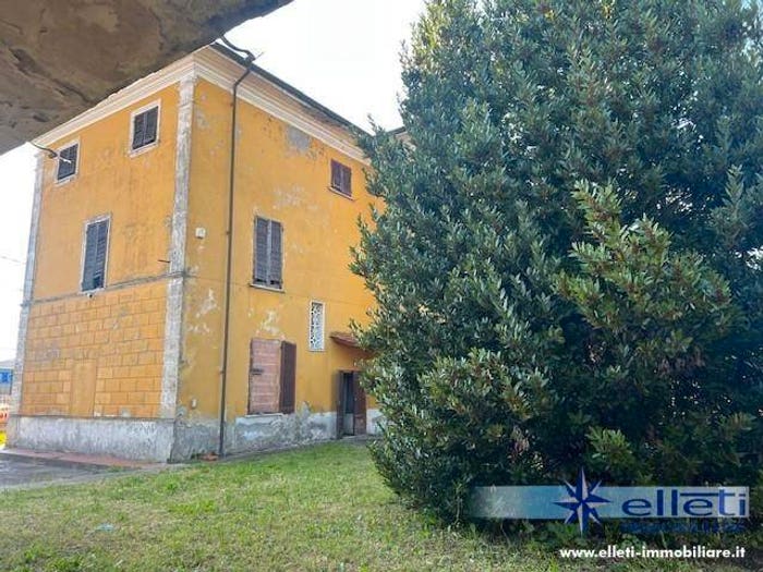 Casa con 6 locali in vendita in Centro, Massa