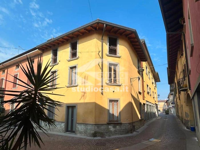 Casa con 6 locali in vendita in via Donizetti, Verdello
