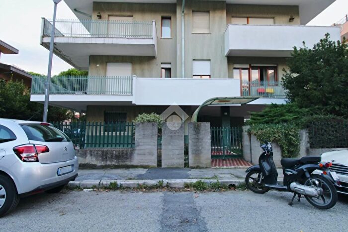 Appartamento con 5 locali in vendita in Via Giuseppe Luigi Lagrangia, Rimini
