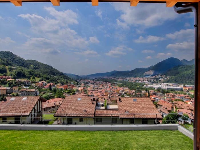 Appartamento trilocale in vendita in Via Azzarotti, Pradalunga