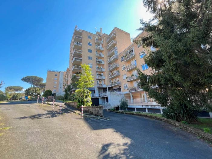 Appartamento quadrilocale in vendita in Via Valbondione, Labaro, Roma