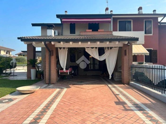 Casa quadrilocale in vendita in Via fra Giacomo Bulgaro, Corticelle Pieve, Dello