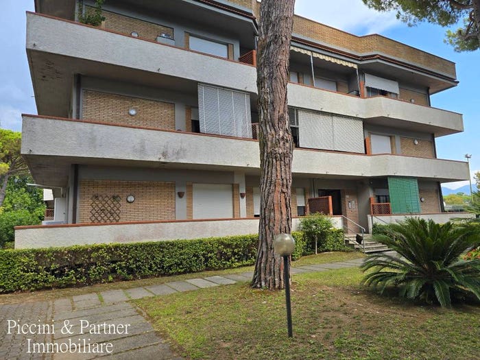 Appartamento trilocale in vendita in Via Montecatini, Marina di Massa Centro, Massa