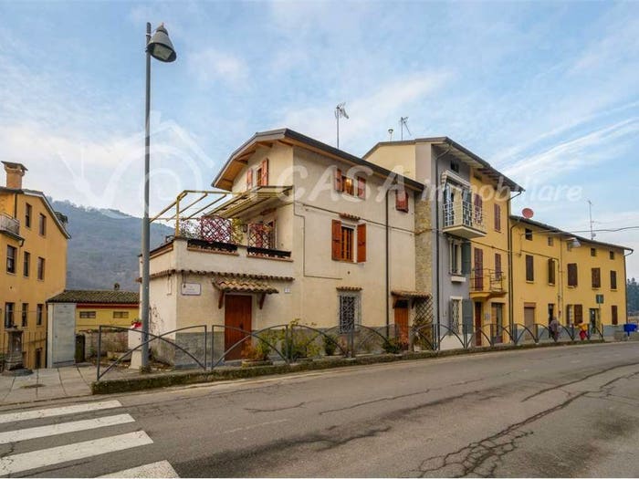 Casa con 6 locali in vendita in Calestano