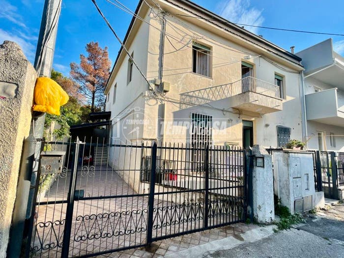 Casa con 6 locali in vendita in Via Costantino Barbella, Pineta, Pescara
