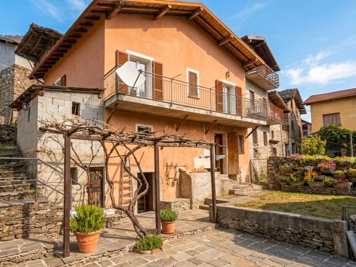Casa trilocale in vendita in Via Regina, San Gregorio, Gravedona ed Uniti