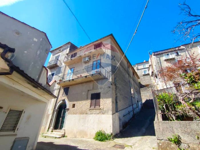 Casa con 6 locali in vendita in Via dei Mille, Lungro