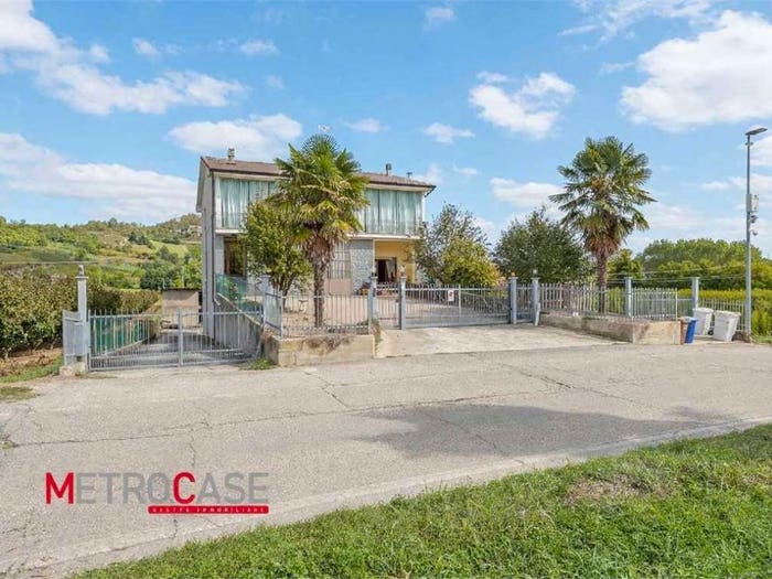 Casa con 6 locali in vendita in Corneliano d'Alba