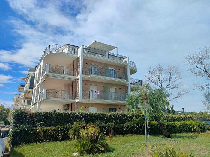 Appartamento trilocale in vendita in Lungomare Sirena, Tortoreto Lido, Tortoreto