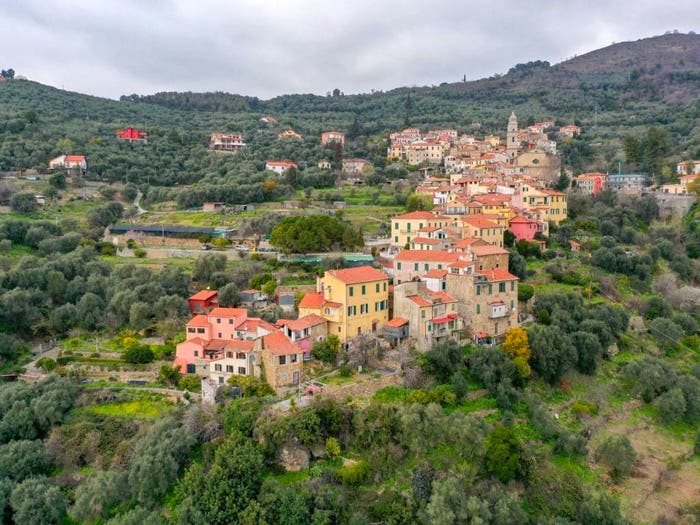 Appartamento con 6 locali in vendita in Via degli Orti, Moltedo Montegrazie, Imperia