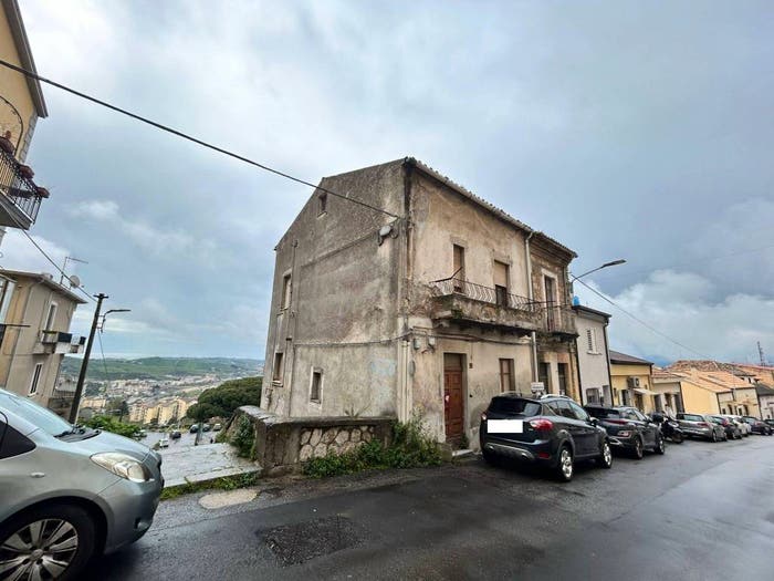Casa con 6 locali in vendita in Via Domenico Marincola Pistoia, Centro Storico, Catanzaro