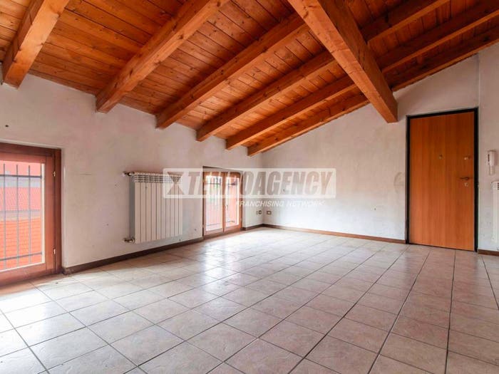 Appartamento trilocale in vendita in Via Giuseppe Garibaldi, Centro, Cislago