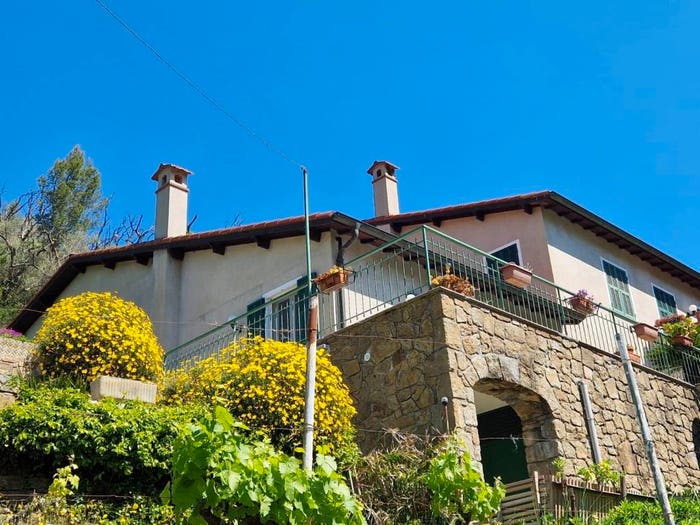 Casa con 6 locali in vendita in Apricale