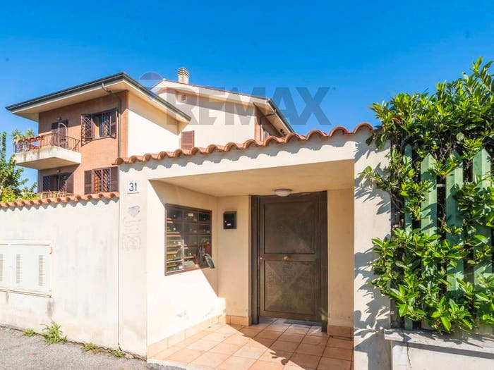 Appartamento con 5 locali in vendita in Via Francesco Di Benedetto, Romanina, Roma