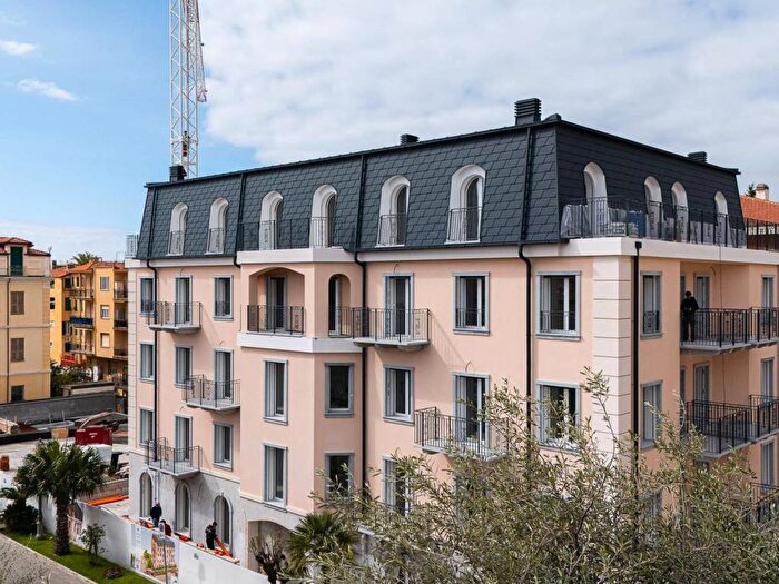 Appartamento trilocale in vendita in Corso Italia, Centro, Bordighera