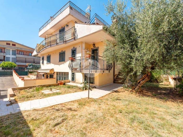 Casa quadrilocale in vendita in Via Camastra, Borghesiana, Roma