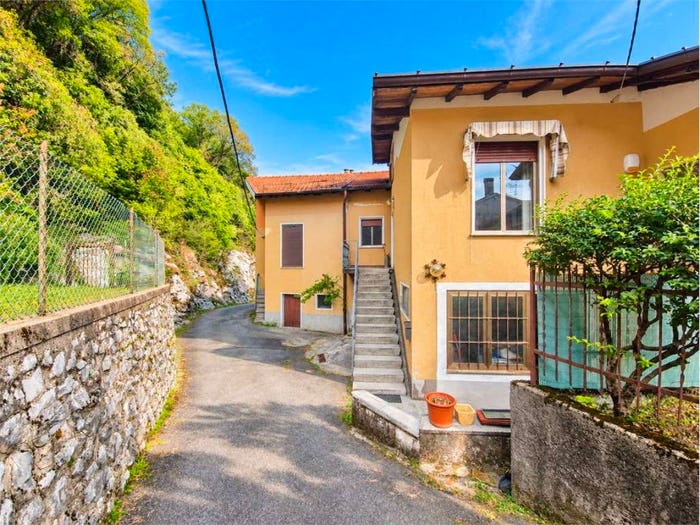 Casa quadrilocale in vendita in Via Fornazze, Caravate