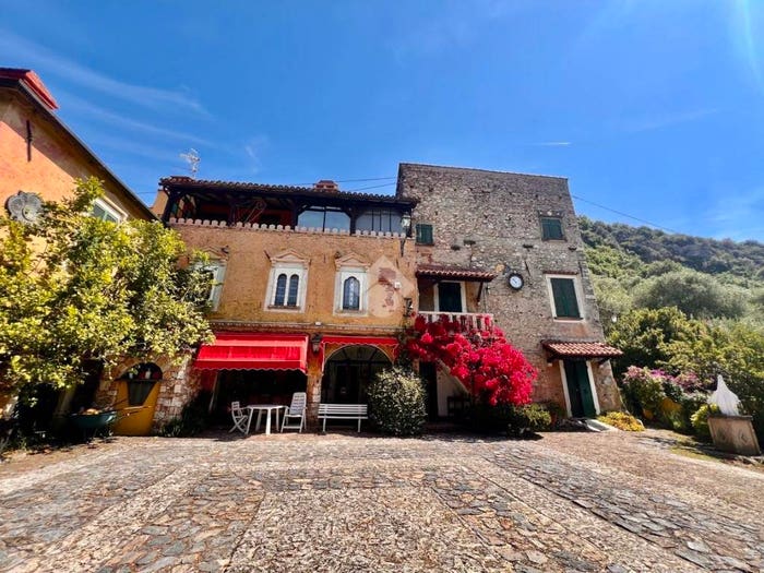 Casa con 6 locali in vendita in Via Sotto la Chiesa di Monticello, Finale Ligure