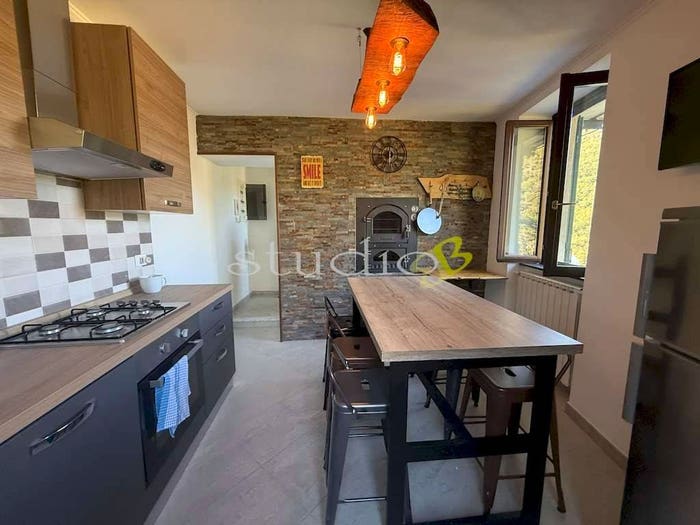 Casa con 6 locali in vendita in Via Angeli snc, Centro, Apricale