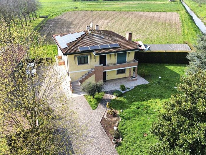 Casa con 6 locali in vendita in Via Giacomo Leopardi, Correzzola