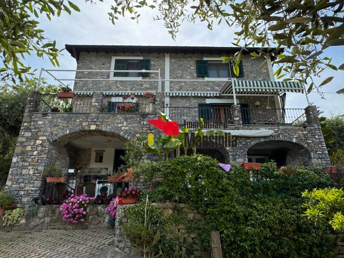 Casa con 6 locali in vendita in Via Monsignore Tornatore, Dolceacqua
