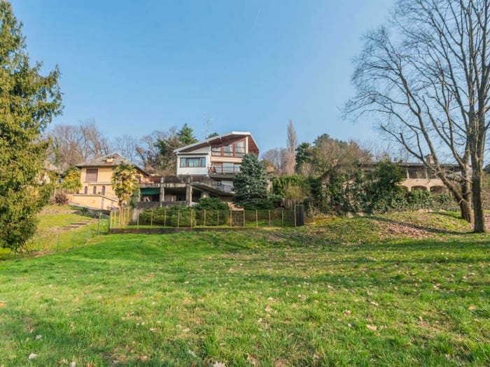 Casa con 6 locali in vendita in Via Aprile, Buguggiate