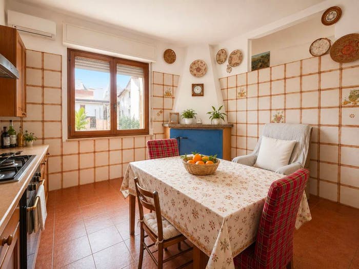 Appartamento con 6 locali in vendita in Via Licio Quinzio Cincinnato, Monserrato