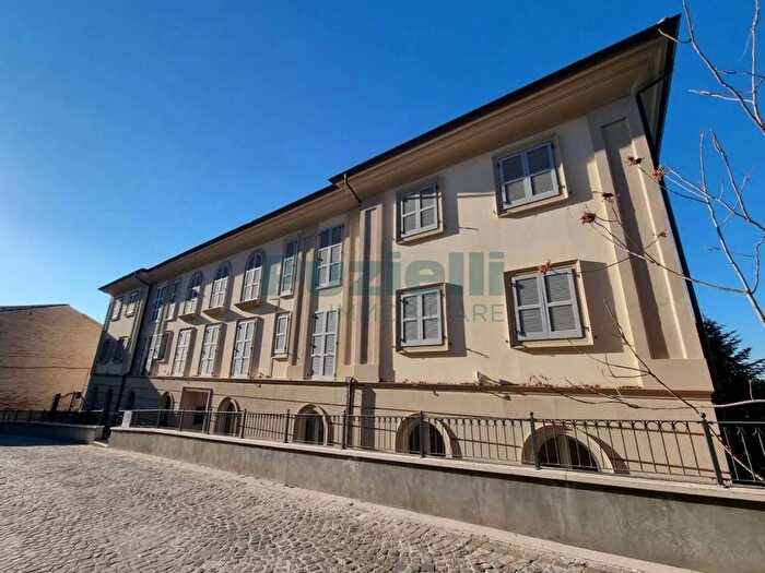Appartamento trilocale in vendita in Via Ognisanti, Centro, Fermo