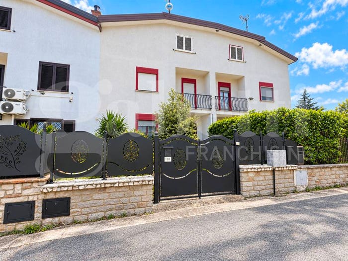 Casa con 5 locali in vendita in Via Località Teti snc, Dragoni