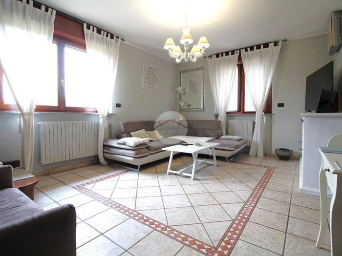 Appartamento con 6 locali in vendita in VIA Ciriè, Brandizzo