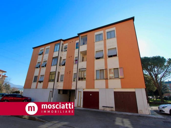 Appartamento con 6 locali in vendita in Via Sabbatini, Centro, Matelica