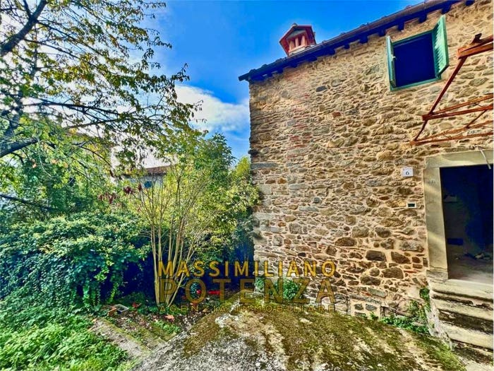 Casa trilocale in vendita in via Borgo, Castelli Pescia Nord, Pescia
