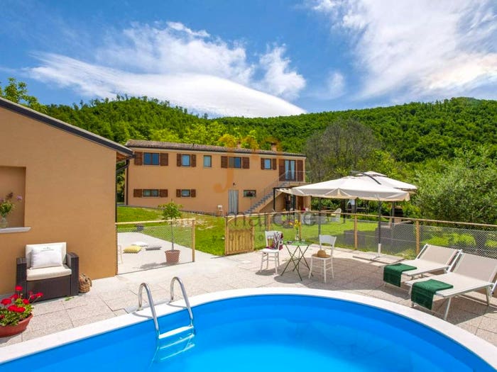 Casa con 6 locali in vendita in Pergola