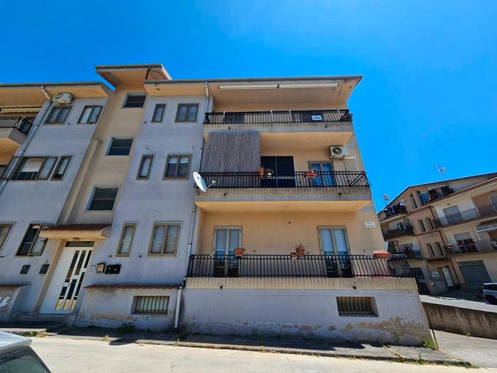 Appartamento con 6 locali in vendita in Piazza Don Bosco, Licodia Eubea