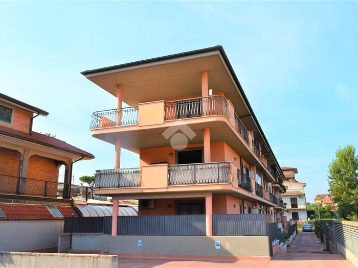 Appartamento trilocale in vendita in Via di vermicino, Borghesiana, Roma