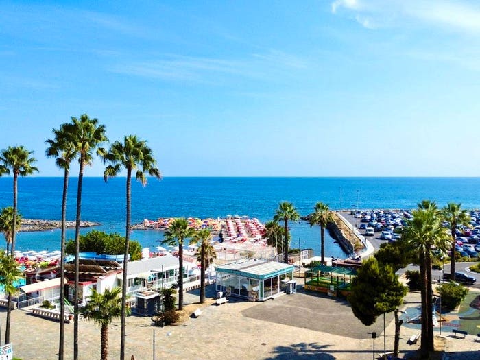 Appartamento quadrilocale in vendita in Piazza Nino Bixio, Oneglia, Imperia