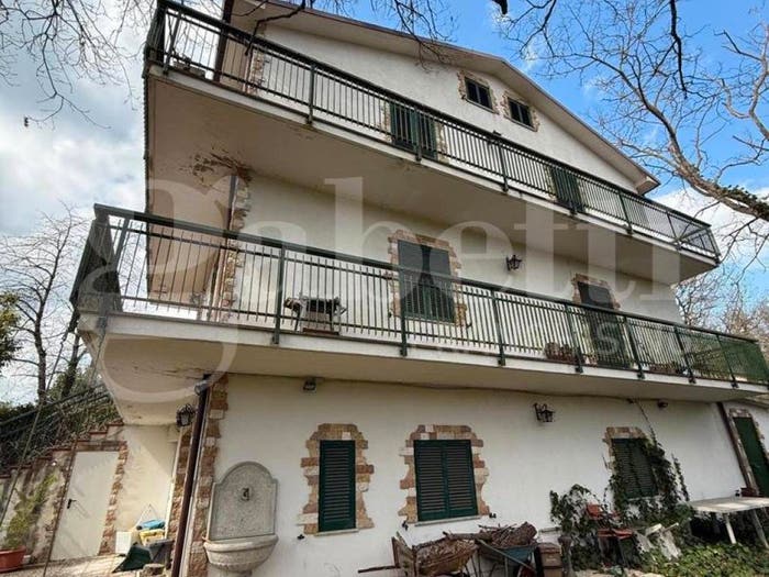 Casa con 6 locali in vendita in località vallopara snc, Colli sul Velino