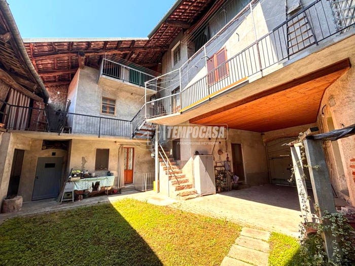 Casa con 5 locali in vendita in Piazza Matteo Pescatore, Centro, San Giorgio Canavese