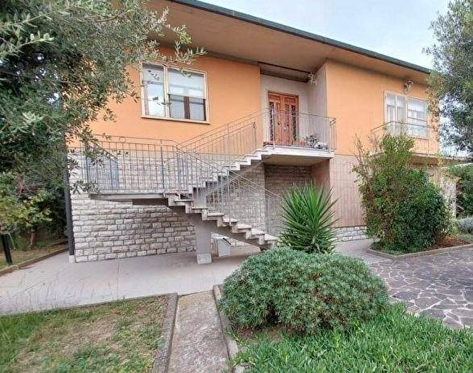 Casa con 6 locali in vendita in Santa Lucia La Borra, Pontedera