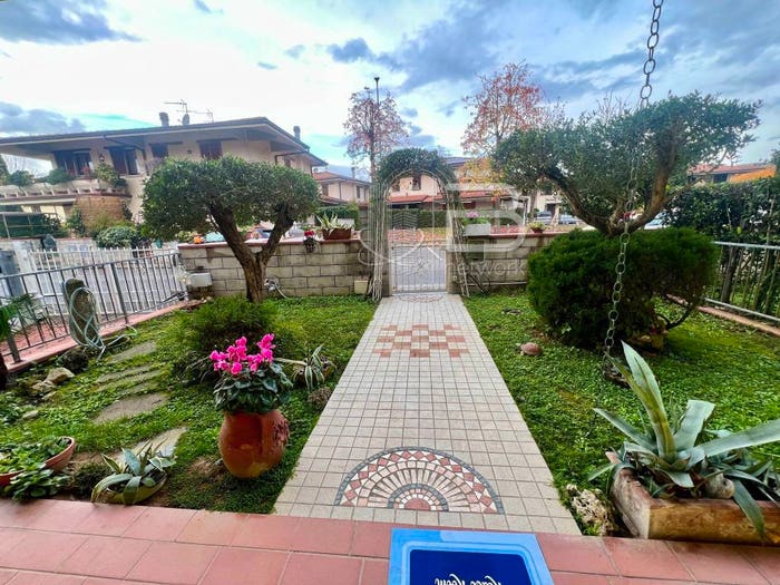 Casa con 6 locali in vendita in Largo Padre Ernesto Balducci, Margine Coperta Traversagna, Massa e Cozzile