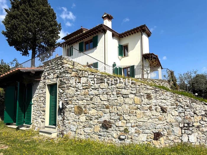 Casa con 6 locali in vendita in Piazza Vittorio Emanuele II, Centro, Carmignano