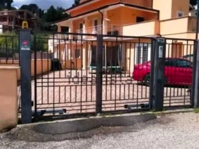 Casa con 5 locali in vendita in Strada Provinciale Morlupo Capena, Morlupo